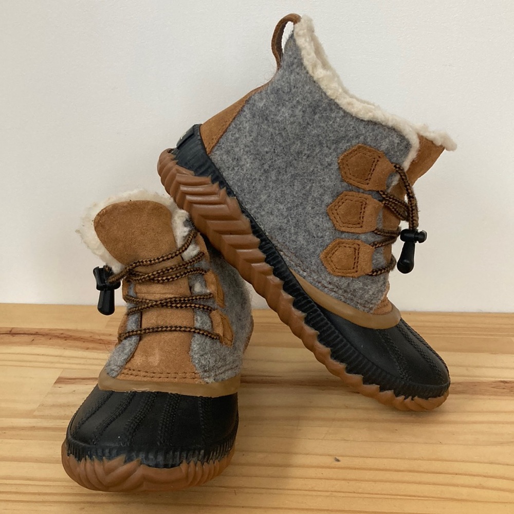 Sorel snow boots, MINT/excellent, youth size US 3 waterproof insulated duckboot